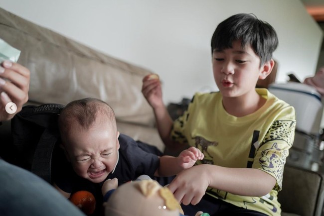 Terkadang aksi iseng sang kakak membuat adiknya menangis namun justru membuat netizen gemas. Foto: dok. Instagram @raffinagita1717