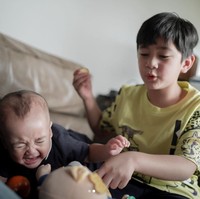 Terkadang aksi iseng sang kakak membuat adiknya menangis namun justru membuat netizen gemas. Foto: dok. Instagram @raffinagita1717