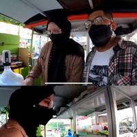 Rihan mengatakan desain logo warung sotonya dibuat oleh sang istri, Annie. Istrinya juga ikut membantunya berjualan soto. Semoga usaha soto kita berkah aaminn, ujar pria yang mengaku besar di Bekasi, Jawa Barat itu. Foto: Dok. Instagram @rihanvaluzi.