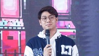 Rizky Billar dinilai saat ini sangat sering memakai barang-barang branded. Hadiah mewah pun sering diberikan kepada Lesti Kejora, mulai mobil Roll Royce hingga kapal pesiar. Foto: Noel/detikHOT