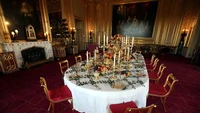 Windsor Castle atau yang dijuluki sebagai rumah kediaman Ratu ternyata punya ruang makan yang sengat megah. Didominasi warna merah, meja makannya dihias dengan puluhan lilin yang tinggi-tinggi. Foto: Hello Magazine