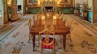 Sebuah ruangan khusus yang bernama Centre Room di Istana Buckingham ternyata hanya digunakan untuk menikmati makanan Chinese. Di sini segala perlengkapan dan dekorasinya dibuat dengan nuansa China dan penuh keramik. Foto: Hello Magazine