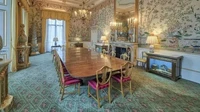 Ruang makan bernama Yellow Dining Room ini konon sudah berusia lebih dari 200 tahun. Untuk pertama kalinya, seluruh wallpaper yang ada di ruangan ini direnovasi pada tahun 2020 silam. Foto: Hello Magazine