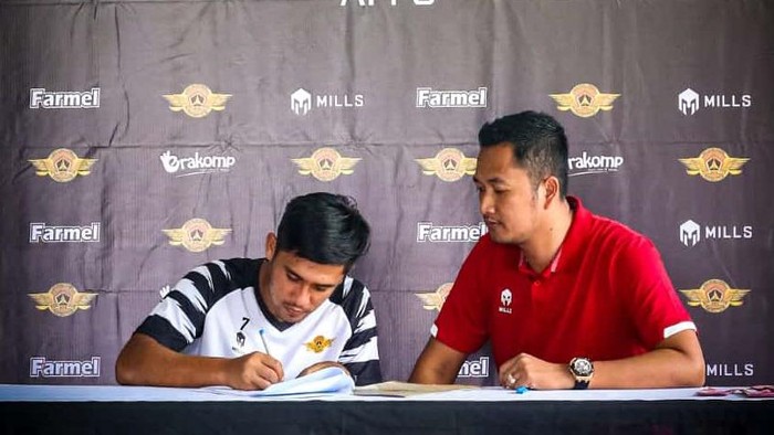 Sehabudin Ahmad saat memperpanjang kontrak.