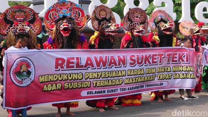 Sejumlah pemuda melakukan aksi unjuk rasa di Alun-Alun Trenggalek mendukung kebijakan pemerintah soal BBM.