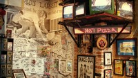 Dinding-dinding di museum pizza ini bukan hanya polos, melainkan digambar dengan suatu lukisan dan dibuat estetik dengan pajangan televisi bekas. Foto: pizzabrain.org 