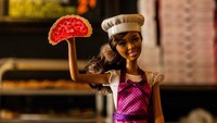 Lucunya…boneka Barbie pun dibuat seolah-olah sedang menjadi pembuat pizza. Ada adonan pizza di tangannya. Foto: pizzabrain.org 