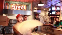 Di museum ini, pengunjung juga bisa menikmati pertunjukkan membuat pizza. Sepertinya seru ya? Foto: cntravel.com