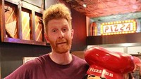 Salah satu pengurus museum tampak memegang koleksi barang yang berhubungan dengan pizza. Mungkin patungnya terlihat biasa, tetapi koleksi ini ternyata memegang penghargaan Guinness World Records. Foto: cntravel.com