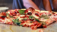 Pizza yang dijual di tempat ini punya ukuran besar dengan ketebalan yang cukup. Adonannya juga terkenal chewy loh. Penasaran nggak? Foto: cntravel.com