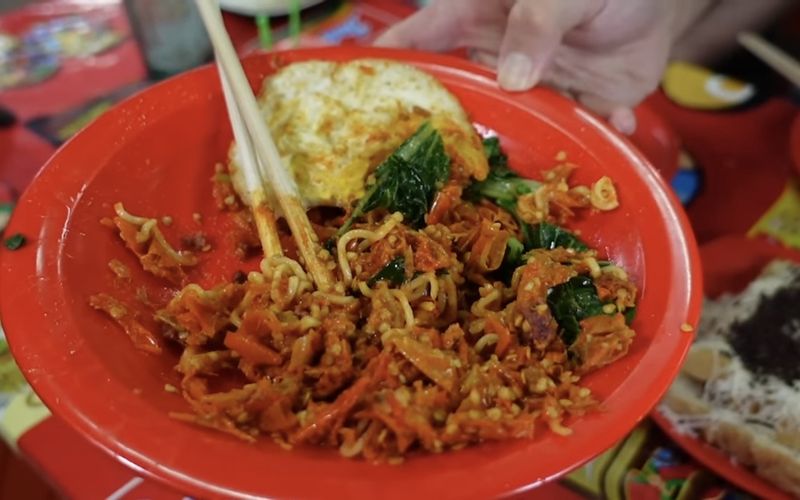 Sisca Kohl Sisca Kohl coba Indomie Abang Adek tapi ekspresinnya tetap santai.