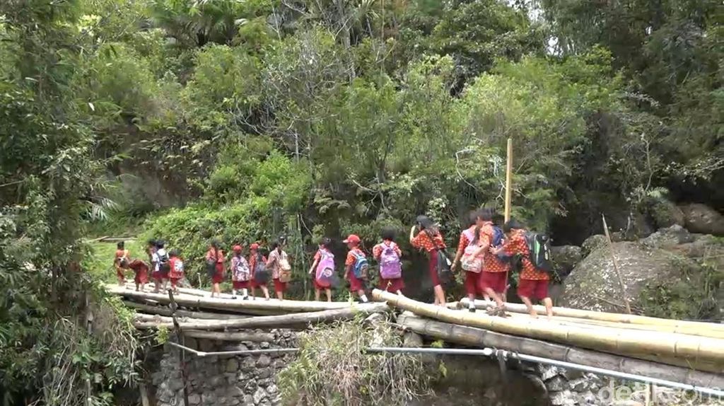 Potret Ngeri Siswa SD Lewati Jembatan Reyot di Toraja Demi Bisa ke Sekolah