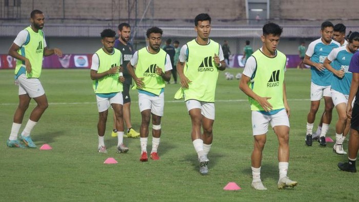 Skuad lini belakang PSM Makassar Agung Mannan dan Yuran Fernandes