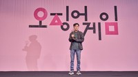 Mereka memamerkan enam piala yang berhasil dibawa pulang. Foto: (dok. Netflix/jisangchung)