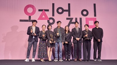 Tim Squid Game Rayakan Kemenangan Besar Emmy Awards 2022
