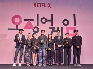 Tim Squid Game Rayakan Kemenangan Besar Emmy Awards 2022