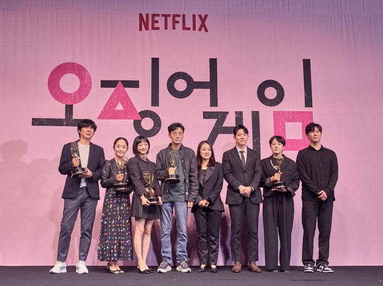 Tim Squid Game Rayakan Kemenangan Besar Emmy Awards 2022