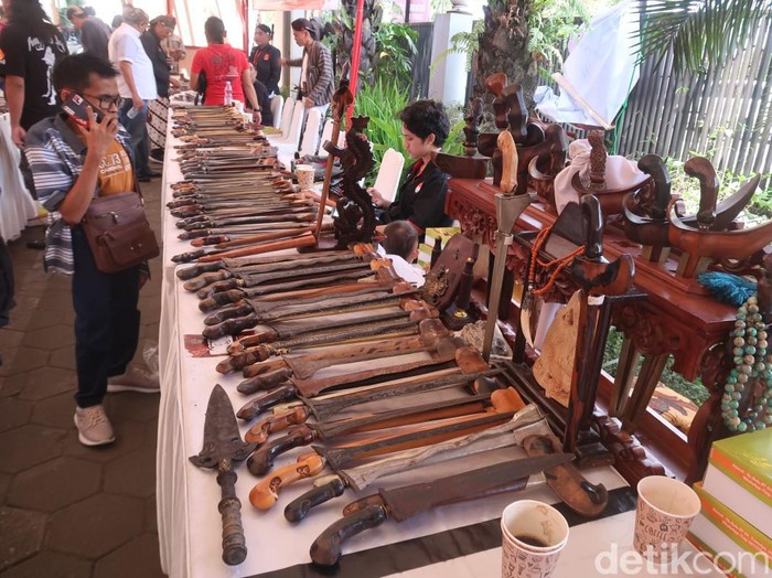 Suasana ruang pamer 77 keris di acara Musyawarah Agung Senapati (MAS) Tahun 2022 di Ros-In Hotel, Sewon, Bantul, Sabtu (17/9/2022).