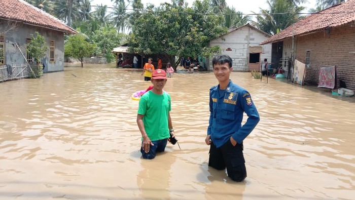 Suasana Rumah Warga Terendam Banjir Akibat Kali Cisadane Meluap