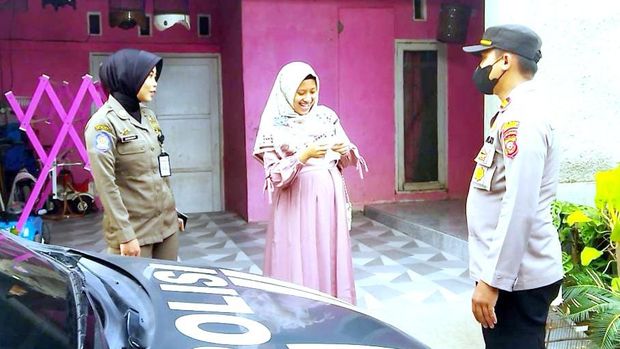 Sukmawati saat akan naik mobil patroli polisi.
