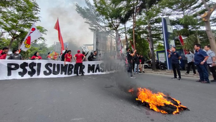 Suporter PSM Makassar berunjuk rasa di depan kantor KONI Sulsel