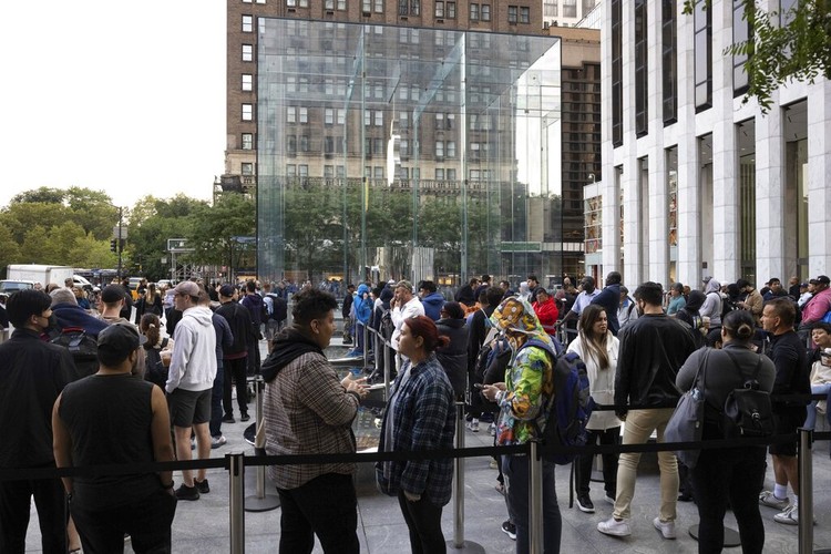 Tim Cook ke Apple Store