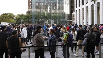 Antrean fanboy Apple di New York tampak cukup panjang. Foto: Associated Press
