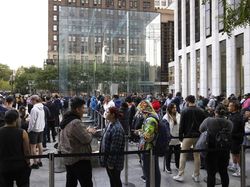 CEO Apple Turun Gunung Pantau Penjualan Perdana iPhone 14