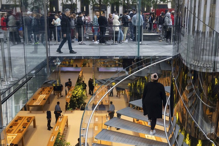 Tim Cook ke Apple Store Tim Cook ke Apple Store