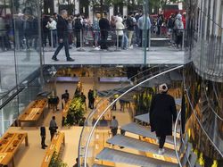 CEO Apple Turun Gunung Pantau Penjualan Perdana iPhone 14