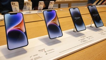 Di Amerika Serikat, harga iPhone 14 masih sama seperti pendahulunya yaitu USD 799. Begitu juga dengan varian termahal iPhone 14 Pro Max yang harganya mulai dari USD 1.099, masih sama seperti iPhone 13 Pro Max. Foto: Associated Press