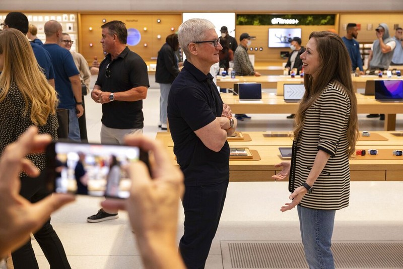 Tim Cook ke Apple Store