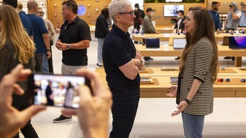 Tim Cook berbincang dengan putri Bill Clinton, Hillary, yang kebetulan berada di sana. Foto: Associated Press