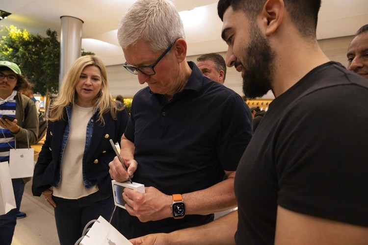 Tim Cook ke Apple Store Tim Cook ke Apple Store