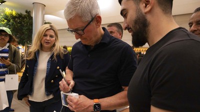 CEO Apple Turun Gunung Pantau Penjualan Perdana iPhone 14