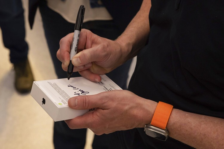 Tim Cook ke Apple Store Tim Cook ke Apple Store