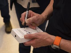 CEO Apple Turun Gunung Pantau Penjualan Perdana iPhone 14