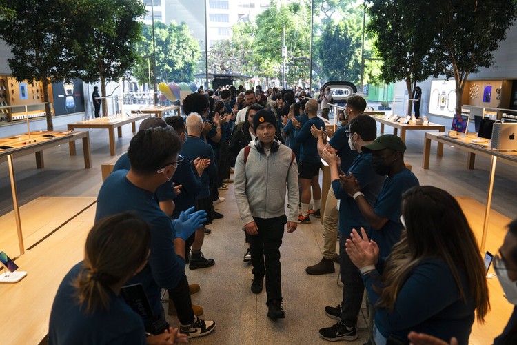 Tim Cook ke Apple Store Tim Cook ke Apple Store