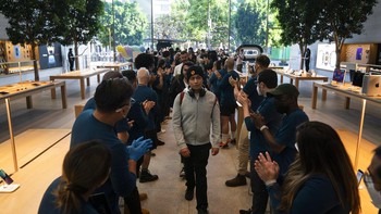 Pegawai Apple Store bertepuk tangan pada konsumen yang mulai memasuki toko. Foto: Associated Press