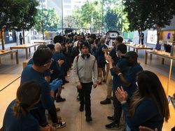 CEO Apple Turun Gunung Pantau Penjualan Perdana iPhone 14