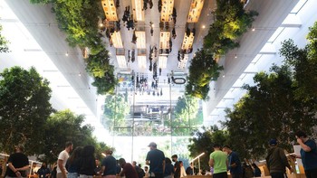 Apple Store begitu buka langsung ramai dengan pengunjung yang sebelumnya sudah mengantre. Foto: Associated Press
