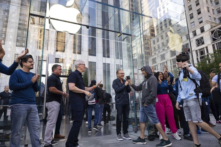 Tim Cook ke Apple Store Tim Cook ke Apple Store