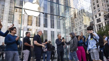CEO Apple Tim Cook menyapa para pengantre di Apple Store Fifth Avenue, New York. Foto: Associated Press