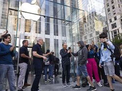 CEO Apple Turun Gunung Pantau Penjualan Perdana iPhone 14