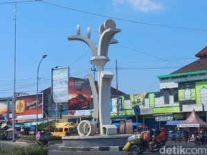 Tugu Wingko Lamongan, Peneguh Jajanan Itu Khas Babat