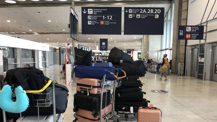 PARIS, FRANCE - SEPTEMBER 16: People check a screen displaying cancelled and delayed fliights at Paris Charles De Gaulle International Airport as air traffic controllers go on a strike with the call of French air traffic control union (SNCTA) in Paris, France on September 16, 2022. French air traffic controllers' strike forced airlines to cancel half of those scheduled to arrive or depart Paris airports and others due to have flown over France. (Photo by Esra Taskin/Anadolu Agency via Getty Images)