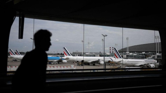 PARIS, FRANCE - SEPTEMBER 16: People check a screen displaying cancelled and delayed fliights at Paris Charles De Gaulle International Airport as air traffic controllers go on a strike with the call of French air traffic control union (SNCTA) in Paris, France on September 16, 2022. French air traffic controllers strike forced airlines to cancel half of those scheduled to arrive or depart Paris airports and others due to have flown over France. (Photo by Esra Taskin/Anadolu Agency via Getty Images)