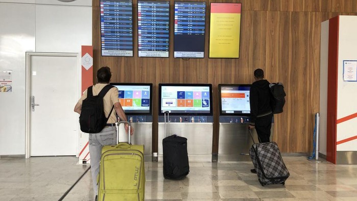 Tuntut Gaji Naik Sesuai Inflasi, Staf Bandara Prancis Mogok Massal PARIS, FRANCE - SEPTEMBER 16: People check a screen displaying cancelled and delayed fliights at Paris Charles De Gaulle International Airport as air traffic controllers go on a strike with the call of French air traffic control union (SNCTA) in Paris, France on September 16, 2022. French air traffic controllers' strike forced airlines to cancel half of those scheduled to arrive or depart Paris airports and others due to have flown over France. (Photo by Esra Taskin/Anadolu Agency via Getty Images)
