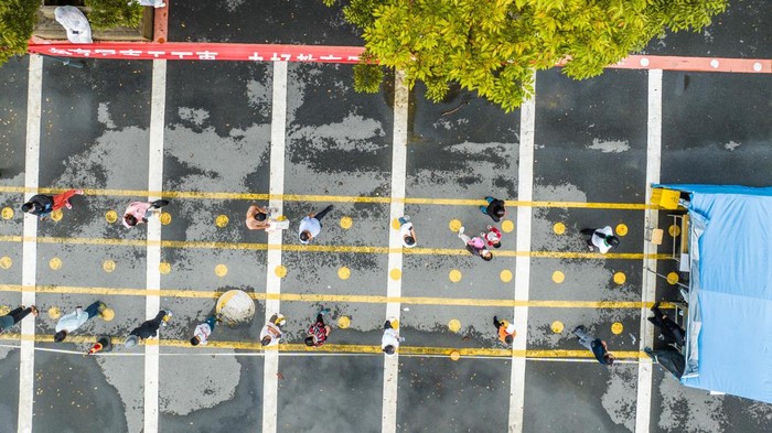 BIJIE, CHINA - SEPTEMBER 16, 2022 - Citizens line up for nucleic acid tests at a nucleic acid screening point in a residential community in Bijie, Guizhou province, Sept 16, 2022. (Photo credit should read CFOTO/Future Publishing via Getty Images)
