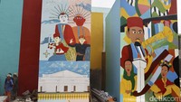 Pemerintah Kota Jakarta Timur juga memperindah revitalisasi Kampung Gembira Gembrong dengan mural.